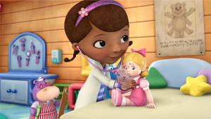 Doc McStuffins 在診所裡用聽診器檢查洋娃娃的體溫。 — 小醫師大玩偶 壁紙