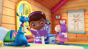 Doc McStuffins 在她的遊戲室診所治療玩具龍和河馬。 — 卡通狗 壁紙
