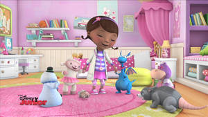 Doc McStuffins 在色彩繽紛的遊戲室裡治療她的玩具病人。 — 小醫師大玩偶 壁紙