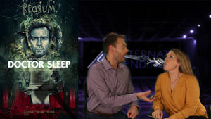 兩人在《Doctor Sleep》電影海報旁邊互相呼出煙霧。 — 醫生的睡眠 壁紙