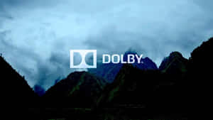 Dolby 標誌顯示於多雲天空下的山景之上。 — 5120x2880 壁紙