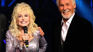 Dolly Parton 和 Kenny Rogers 在表演期間於舞台上微笑。 — 星星 壁紙