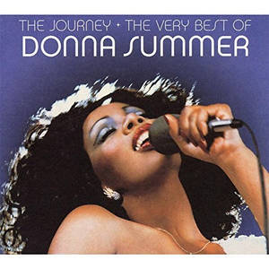 Donna Summer 以大膽的化妝和捲髮對著麥克風唱歌。 — 復古 壁紙