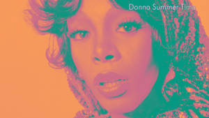 Donna Summer 的特寫肖像，帶有大膽的粉紅色和藍綠色調色。 — 復古 壁紙
