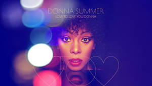 Donna Summer 的肖像，帶有彩色散景燈光和心形輪廓，背景為藍色。 — 復古 壁紙