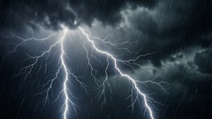強烈的閃電照亮了帶有烏雲的暴風雨天空。