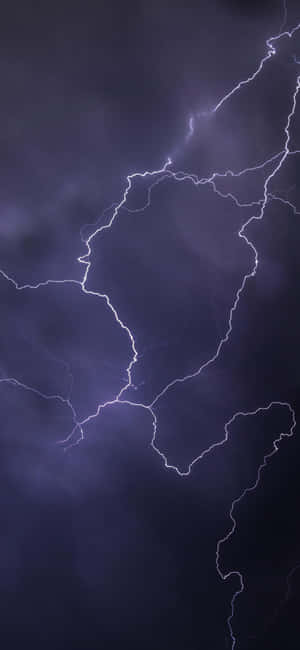 強烈的閃電以電光紫和白色的閃光點亮黑暗暴風雨的天空。 — 閃電麥坤 壁紙