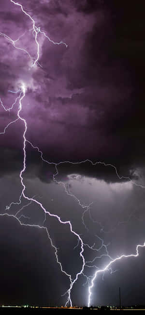 強烈的閃電劃過黑暗的暴風雨夜空。 — 閃電麥坤 壁紙