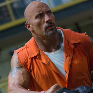 Dwayne Johnson 身穿橙色監獄連身衣在健身房向上看 — 玩命關頭 壁紙