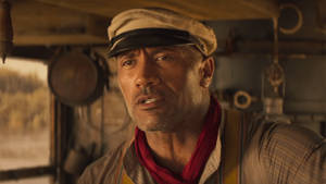 Dwayne Johnson 身穿火車司機制服，身處復古火車駕駛室內。 — 叢林奇航 壁紙