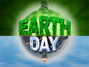 Earth Day標誌，草地文字與城市景觀地球儀，背景為藍天 — 世界地球日 壁紙