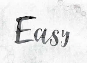 在帶有紋理的白色紙張上以黑色刷字書寫的Easy一詞，帶有水彩污漬。 — 簡單 壁紙
