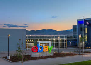 eBay 企業大樓在黃昏時分，背景有山脈。 — eBay 壁紙