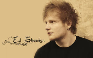 Ed Sheeran 側面像，米色背景上有華麗字體文字。 — 紅景天 壁紙