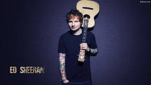 Ed Sheeran 在深色工作室肖像中手持吉他，名字顯示。 — 紅景天 壁紙