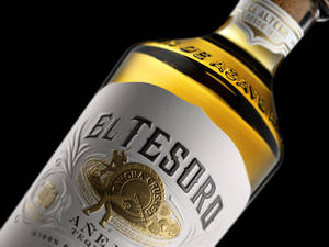 豪華龍舌蘭酒瓶，金色和銀色標籤細節。 — 標誌 壁紙