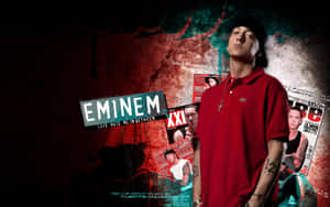 Eminem 身穿紅色Polo衫，帶有刺青，站在有雜誌封面的塗鴉牆前。 — 阿姆 壁紙