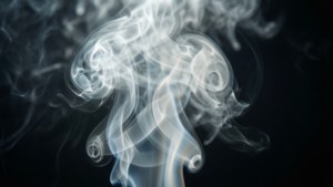 在黑色背景上旋轉的白色煙霧