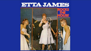 Etta James 身穿白色連衣裙，與樂隊在舞台上現場演出。 — 安妮與艾比 壁紙
