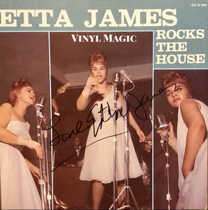 Etta James 在簽名專輯封面上用復古麥克風在舞台上表演。 — Pixel 10 Pro Fold 壁紙