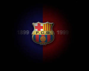 F.C.B. 足球俱樂部會徽，在藍紅漸變背景上帶有 1899 和 1999 年份。 — 品牌 壁紙