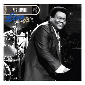 Fats Domino 在德州奧斯汀彈鋼琴時微笑 — 骨牌 壁紙