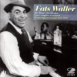 Fats Waller 在1930年代爵士俱樂部的鋼琴前微笑，鋼琴上有一個瓶子。 — 音樂 壁紙
