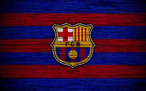 FC Barcelona 會徽在紅藍條紋木紋背景上。
