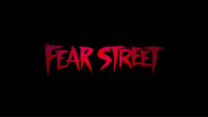 黑色背景上發出紅光的恐怖標題文字，寫著 Fear Street。 — 可愛萬聖節桌面 壁紙