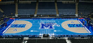 FedExForum 體育館內空無一人的孟菲斯老虎隊籃球場，採用藍色和米色設計。 — 酷籃球 壁紙