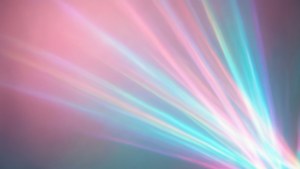 柔和的粉紅色和青色光線在漸變背景上放射。