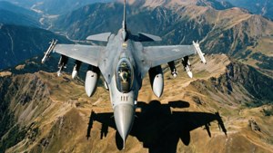 軍用噴射機在黃昏時低空飛越山脈