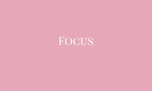 粉紅色背景上以白色文字顯示「focus」一詞。 — 粉紅色美學桌面 壁紙