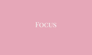 粉紅色背景上的白色文字「focus」。 — 粉紅色 壁紙