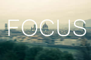 「focus」這個字疊加在動態模糊的佛羅倫斯天際線景觀上。 — 焦點 壁紙
