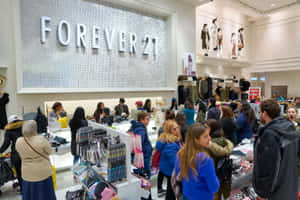 顧客在擁擠的 Forever 21 零售店內瀏覽服裝貨架。 — 永遠21 壁紙