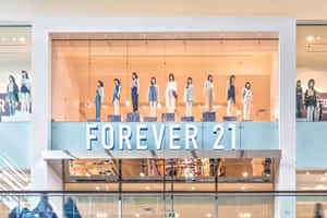 Forever 21 店舖櫥窗，人體模型展示服裝。