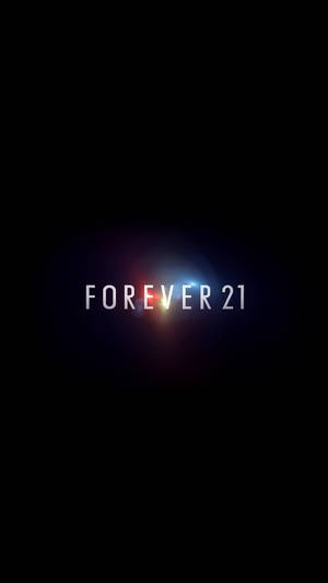 黑色背景上發出紅色和藍色光芒的 Forever 21 標誌