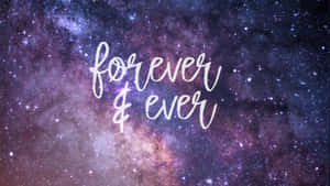 在色彩繽紛的星空銀河背景下，優雅的白色草書文字寫著「forever & ever」。 — 可愛 壁紙