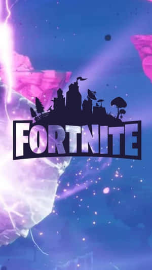 Fortnite 標誌在宇宙紫色藍色背景上發光，有浮島和閃電。 — 酷炫的《要塞英雄》 壁紙