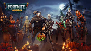 Fortnite 萬聖節角色在夜晚的詭異森林中與南瓜和蠟燭一起。 — 可愛萬聖節桌面 壁紙