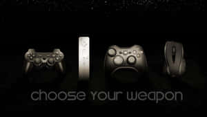 四個遊戲控制器和一個滑鼠在草地上，星空下，文字顯示 choose your weapon。 — 乾淨 壁紙