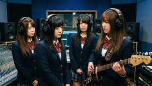 四名穿著校服的日本女生在錄音室演奏音樂。
