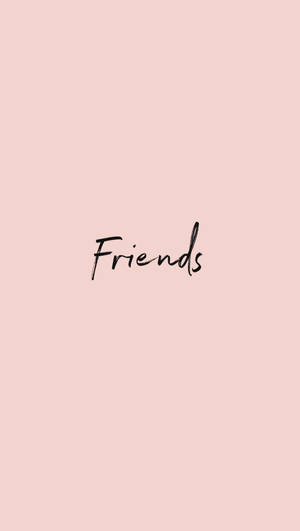 在粉紅色背景上以黑色草書寫成的Friends一詞。 — 粉紅色 壁紙