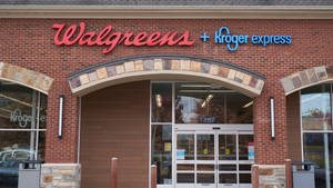 Walgreens 和 Kroger Express 商店正面，磚牆和玻璃門。 — 沃爾瑪 壁紙