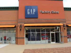 GAP Factory Store 店面正面，磚牆和橙色遮陽篷，展示特價標誌。