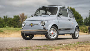 復古淺藍色Fiat 500 Abarth在碎石路上與樹木 — 飛雅特 壁紙