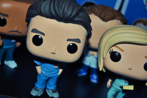 身穿醫護服裝的 Funko Pop 公仔，擁有黑色大眼睛。 — Funko Pop 壁紙