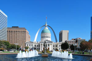 Gateway Arch 和舊法院大樓，在陽光明媚的城市公園中有噴泉。 — 藍天 壁紙