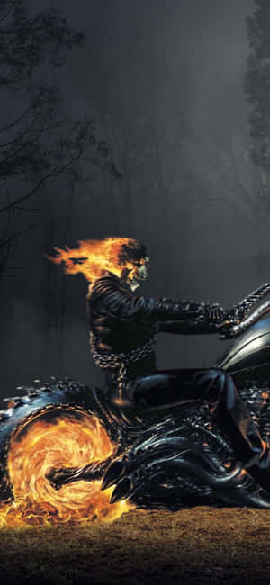 Ghost Rider 在黑暗森林中騎著火焰摩托車的夜晚場景 — iPhone 16 Plus 壁紙